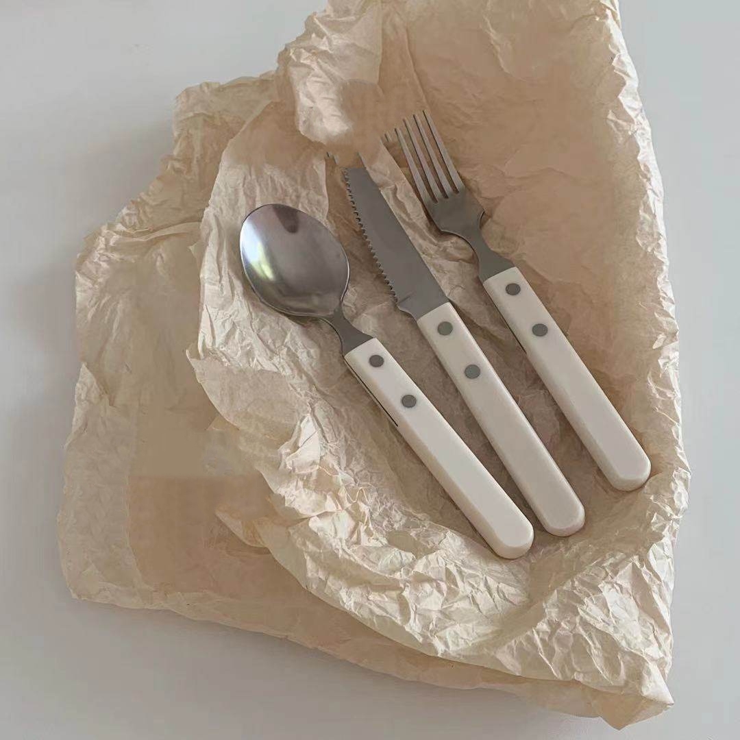 Vintage Collectible Spoons - フランスのヴィンテージミルクホワイトレトロナイフ、フォーク、バタースプーン4点セット家庭用ステーキ食器ステンレス食器