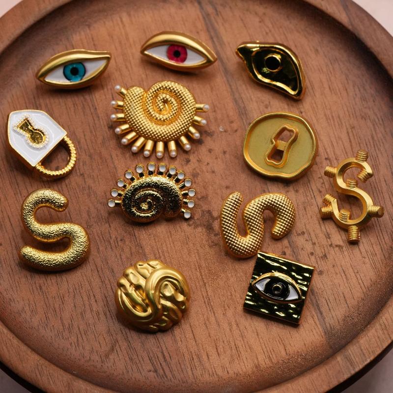 ヴィンテージメタルボタン芸術的な目とハート型の装飾ボタン、衣 - Vintage Collectible Buttons のレビューと価格