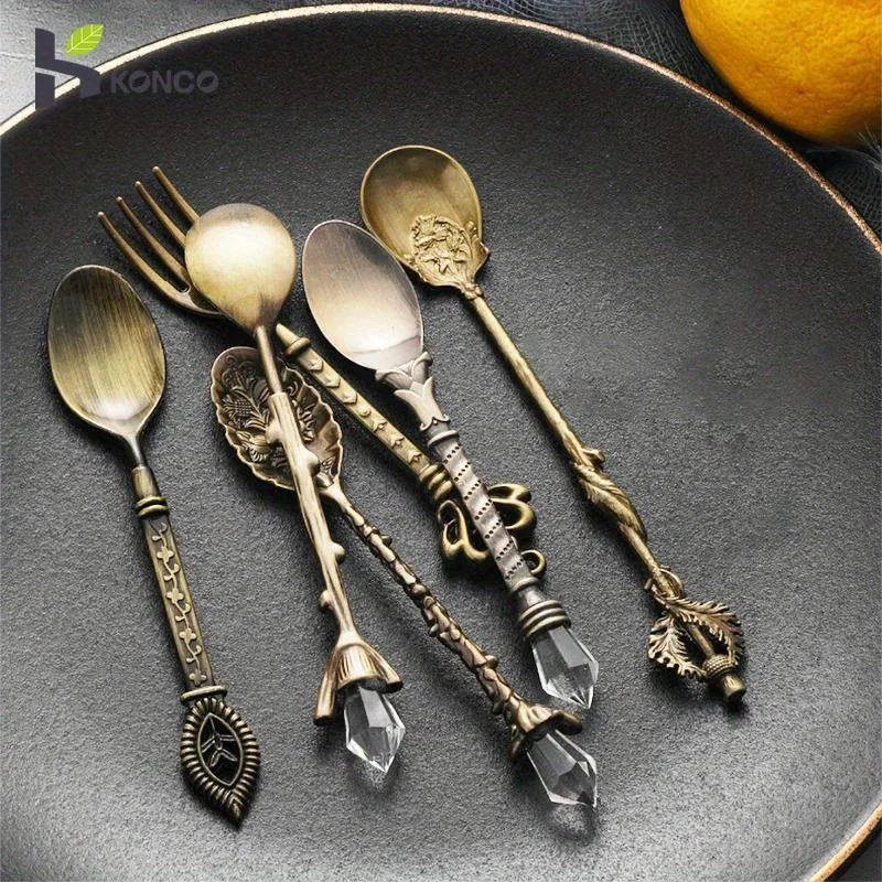チゼルダの彫刻が施された金色のカットセット,ヴィンテージの彫 - Vintage Collectible Spoons のレビューと価格